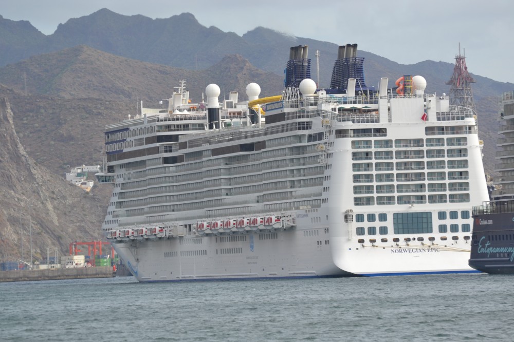 NORWEGIAN EPIC, ATRACADO EN EL DIQUE SUR