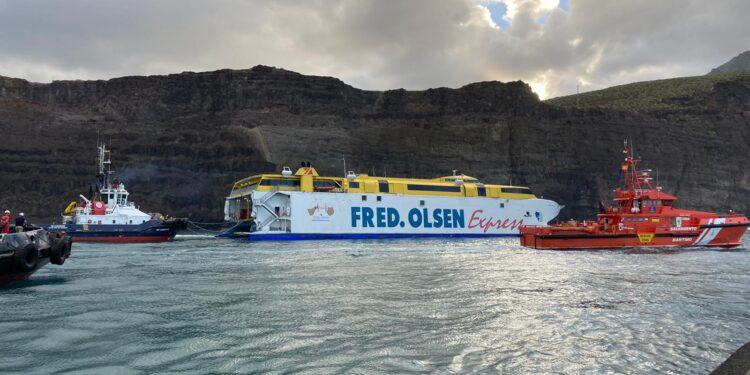 Esperpento En El Puerto De Agaete Los Partidos Callan Con El Accidente De Fred Olsen